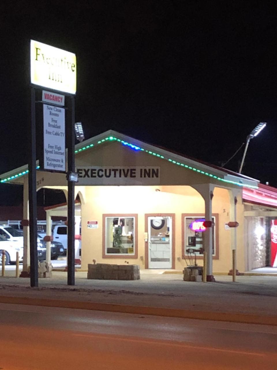 Executive Inn Snyder Exterior photo